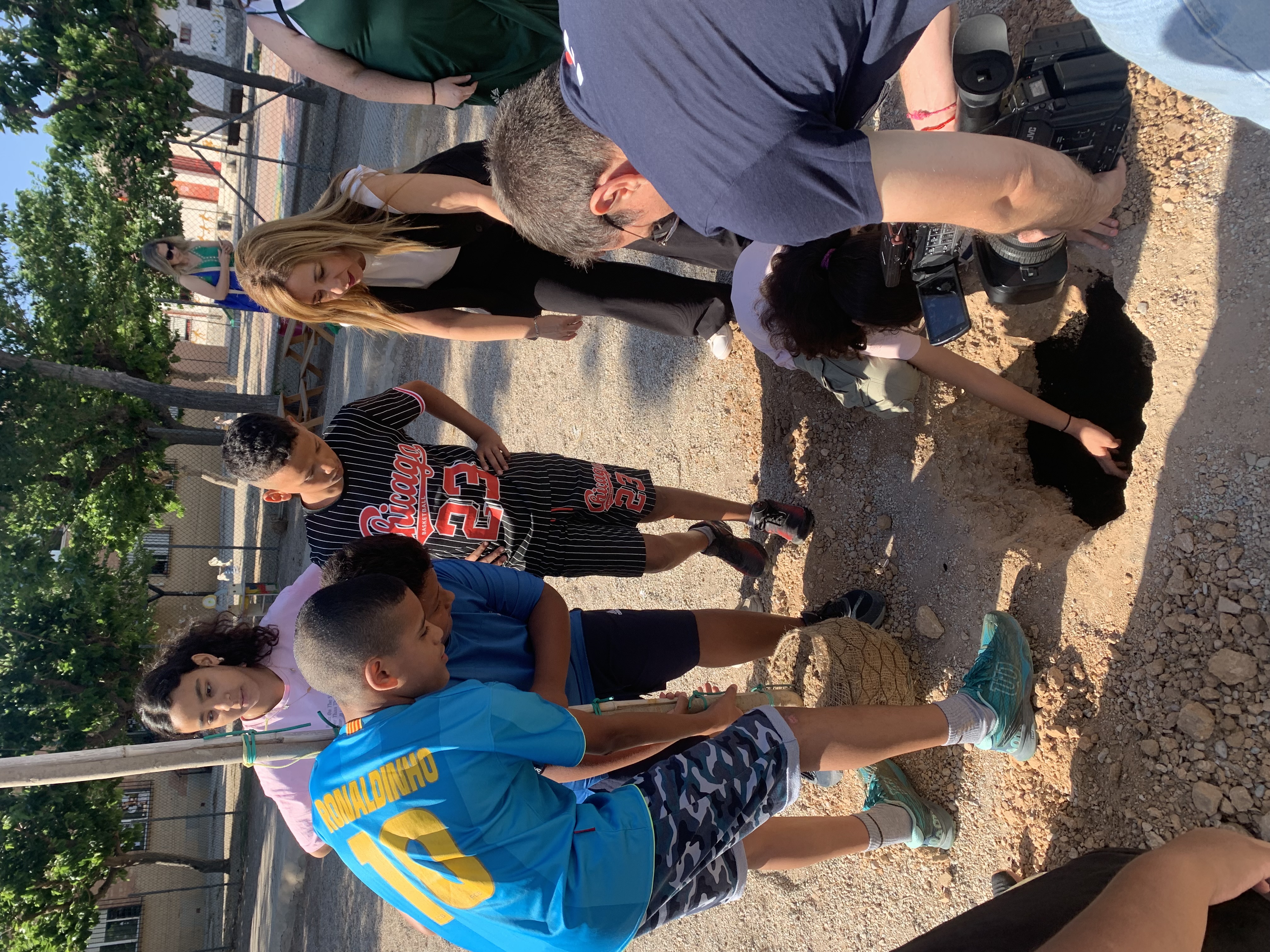 Los alumnos de 6º de Primaria se despiden de sus colegios plantando árboles, en el Día Mundial del Medio Ambiente